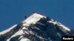 Tim pendaki guunung, termasuk pria Jepang berusia 80 tahun, Yuichiro Miura, berhasil mencapai puncak Everest (23/5). 