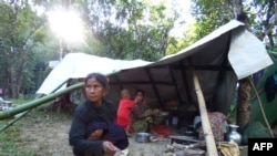 မြန်မာ့တပ်မတော်နဲ့ ရခိုင်လက်နက်ကိုင်အဖွဲ့တို့ တိုက်ပွဲတွေကြောင့် ထွက်ပြေးတိမ်းရှောင်နေတဲ့ မိသားစုတစု။ (ဒီဇင်ဘာ ၂၃၊ ၂၀၁၈)