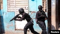 Agentes de policía participan en una operación en los alrededores de la Penitenciaría Nacional tras un incendio, en momentos en que distintas fuerzas políticas forman un consejo de transición para el país. En Puerto Príncipe, Haití, 14 de marzo de 2024.