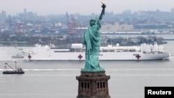 El barco hospital Comfort hace su entrada en la bahía de Nueva York el 30 de marzo de 2020. 