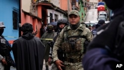 ARCHIVO - Soldados, guardias nacionales y policías acordonan el lugar donde el sacerdote católico Marcelo Pérez fue asesinado en un ataque armado después de asistir a misa en una iglesia en San Cristóbal de las Casas, estado de Chiapas, México, el 20 de octubre de 2024.