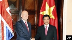 英國外相黑格與越南外長範平明星期三會談前握手