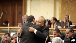 卡塔特尼(右)1月23日在被提名為議長後與一位議員擁抱