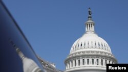 ARCHIVO: La cúpula del Capitolio de EE. UU. se refleja en una ventana en Capitol Hill en Washington, EE. UU., el 20 de abril de 2023.