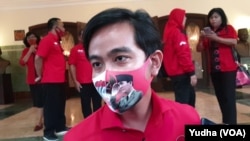 Putra Presiden Jokowi, Gibran Rakabuming, saat ditemui di rumah Dinas Walikota Solo, Jumat petang (17/7). Foto: VOA / Yudha Satriawan