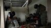 Un policía y un soldado buscan drogas y armas durante una operación conjunta en un barrio de Durán, Ecuador, el 1 de febrero de 2024.