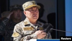 Prezident Nursulton Nazarboyev Vatan mudofaachilari kuni munosabati bilan Almatidagi tantanada qatnashayapti. 7-may, 2013-yil.