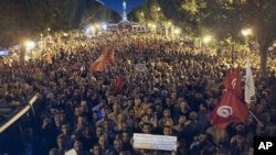 Supporters of ruling Islamist Ennahda party demonstrate in condemnation of assassination of six Tunisian policemen, Tunis, Oct.24, 2013.