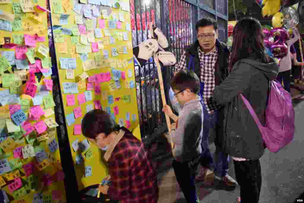 有香港市民在旺角花墟年宵市場的仿製「連儂牆」留言。(美國之音湯惠芸攝)