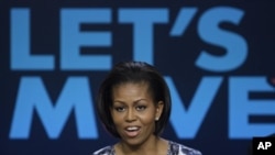 Michelle Obama meluncurkan buku mengenai petunjuk berkebun dan kampanyenya untuk memerangi obesitas pada anak-anak AS (foto: dok).
