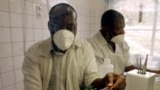 Des pharmaciens travaillent sur la quinine à Bukavu, le 5 août 2002.