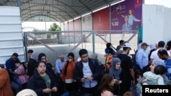 Երկքաղաքացիություն ունեցող պաղեստինցիները հավաքվում են Եգիպտոսի Ռաֆահ սահմանային անցակետի մոտ