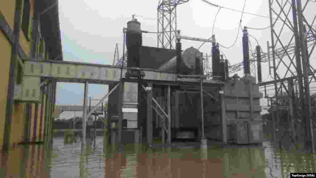 Les installations d’une station électrique sous les eaux suite aux inondations à Kinshasa, le 4 janvier 2017. (VOA/TopCongo)