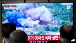 Siaran televisi menayangkan berita mengenai Korea Utara meledakkan jalan antar-Korea dalam program berita di Stasiun Kereta Api Seoul, Korea Selatan, Selasa, 15 Oktober 2024. (Foto: AP)