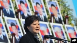 박근헤 한국 대통령이 지난 2013년 월 대전 현충원에서 열린 천안함 사건 희생자 3주기 추모식에서 연설하고 있다. (자료사진)
