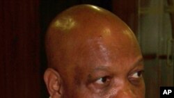 Vum Vum Kamusasadi regressa a Angola