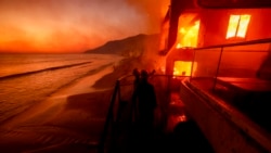 Vientos más tranquilos ayudan a los bomberos a combatir incendios forestales en Los Ángeles