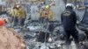 Personal de rescate trabaja en el lugar de un edificio quemado durante el incendio de Eaton en Altadena, California, EEUU, el 13 de enero de 2025.