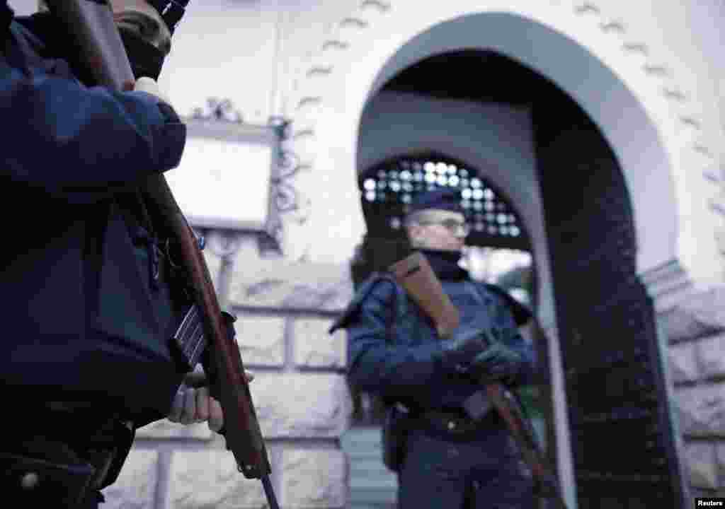 Polisi Perancis berjaga-jaga di depan pintu masuk Masjid Agung Paris sebagai bagian langkah keamanan tingkat tertinggi menyusul serangan militan Islamis minggu lalu di Paris (14/1).(Reuters/Christian Hartmann)