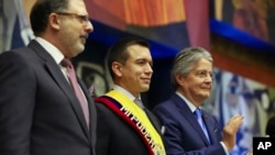 El presidente Daniel Noboa (centro), flanqueado por el presidente del Parlamento, Henry Kronfle (izq.), y el presidente saliente, Guillermo Lasso, durante la ceremonia de juramentación de Noboa en la Asamblea Nacional en Quito, Ecuador, el 23 de noviembre de 2023. 
