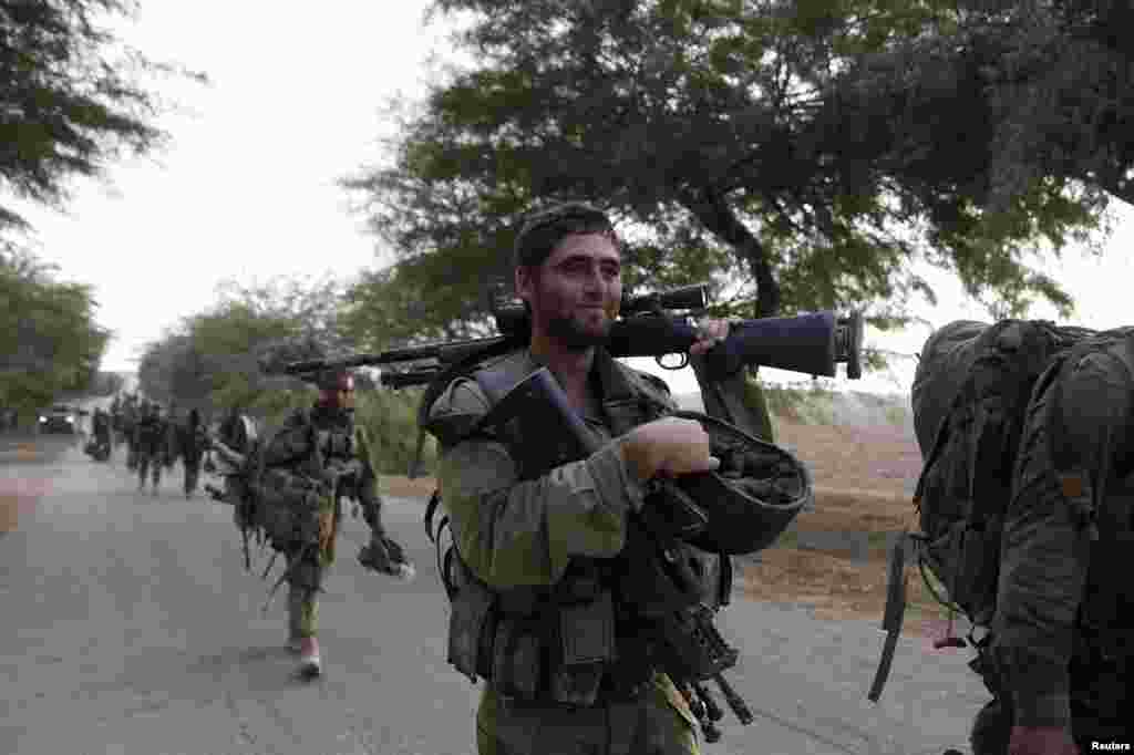 An Israeli soldier from the Nahal Brigade carries his weapon after returning to Israel from Gaza, Aug. 5, 2014. 