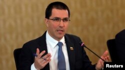 El ministro de Relaciones Exteriores de Venezuela, Jorge Arreaza, habla con periodistas en Caracas, el 8 de abril de 2019. 