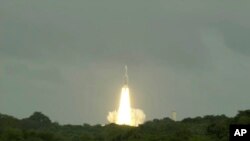 Esta foto de la Agencia Espacial Europea muestra al cohete Ariane 5, que transporta al explorador Juice de las lunas de Júpiter, despegando del puerto espacial europeo en Kourou, Guyana Francesa, viernes 14 de abril de 2023.
