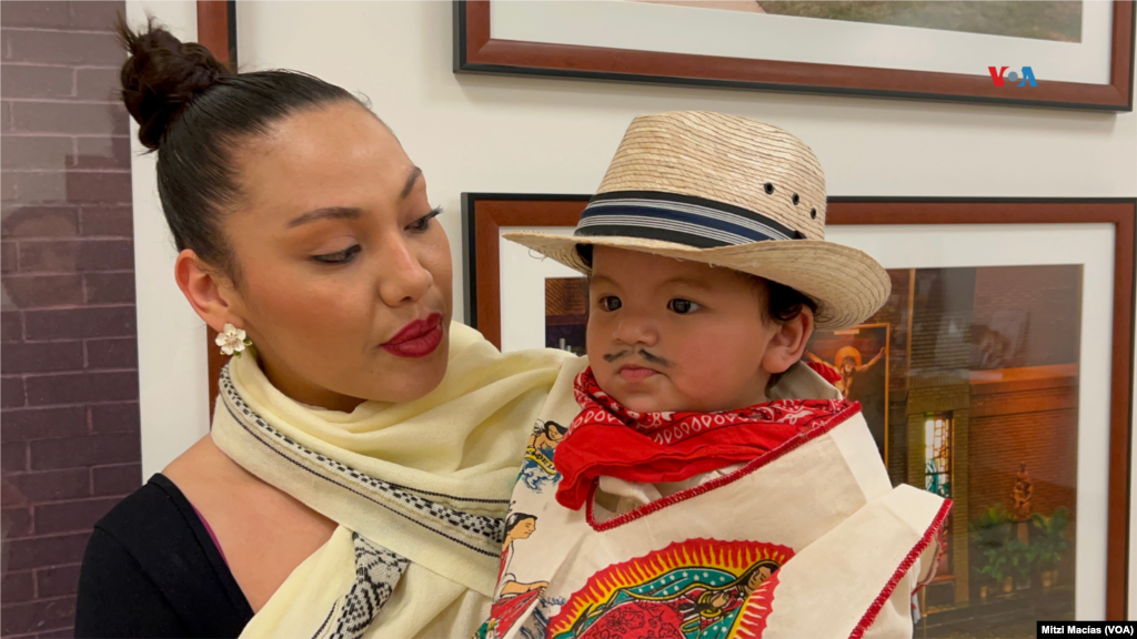 Alexa Souza de origen hondureño carga en sus brazos a su hijo Mateo y señala que como católico creció en la fe y amor por la Virgen de Guadalupe y ahora busca inculcárselo a su niño. 