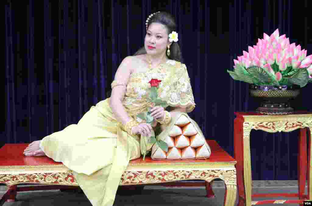 កញ្ញា ចៅ ទេវី សិល្បការីមកពីសមាគមន៍ Cambodian Community Day ក្រោយការសម្ដែងតួជា នាងទាវ ក្នុងឈុតមួយក្នុងរឿងទុំទាវ នៅវត្តពុទ្ធិការាម រដ្ឋ Maryland នៅថ្ងៃទី២៣ ខែកក្កដា ឆ្នាំ២០១៧។ (សឿន វឌ្ឍនា/VOA)