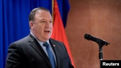 U.S. Secretary of State Mike Pompeo speaks at a 美国国务卿蓬佩奥在越南河内的一个商界会议上讲话。（2018年7月8日）
