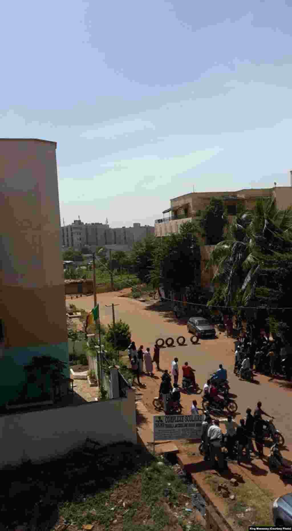 Quelques personnes dans une rue de Bamako près de l'hôtel Radisson attaqué, Mali, 20 novembre 2015. (crédit : King Massassy)
