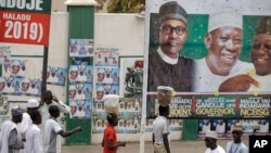 Un panneau d'affichage montrant le président du Nigeria Muhammadu Buhari et d'autres responsables du parti APC, à Kano, dans le nord du Nigeria, le 26 février 2019.