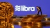 Una pequeña figura de juguete se encuentra en representaciones de moneda virtual frente al logotipo de Libra en esta ilustración.