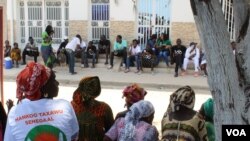 Des partisans de Khalifa Sall attendent le verdict du recours avant la campagne électorale, Dakar, Sénégal, 20 juillet 2017. (S. Christensen/VOA)