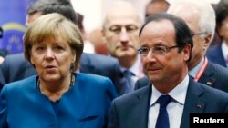Kanselir Jerman Angela Merkel dan Presiden Perancis Francois Hollande (kanan) menghadiri KTT Energi Uni Eropa di Brussels (22/5). 