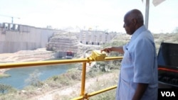  José Eduardo dos Santos numa viagem anterior na barragem de Lauca
