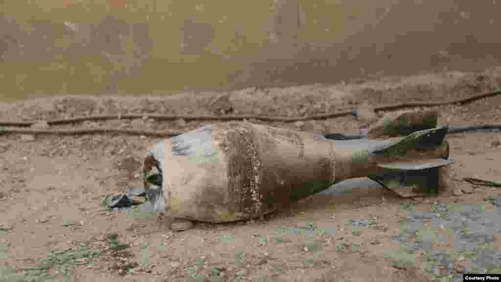 An unexploded mortar shell in the central marketplace in Kobani, Syria, Oct. 22, 2014. (Shirwan Qasim / Transterra Media)