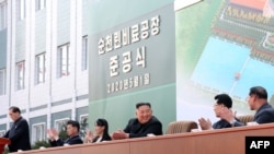 지난 1월 김정은 북한 국무위원장이 순천인비료공장 건설현장을 현지지도했다며 관영매체가 공개한 사진.