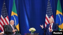 El presidente estadounidense Joe Biden habla con el Presidente brasileño Luiz Inácio Lula da Silva durante una reunión al margen de la 78ª Asamblea General de las Naciones Unidas en la ciudad de Nueva York, EEUU, el 20 de septiembre de 2023.