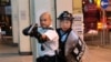 2019年7月30日一名警察举枪瞄准了在香港葵涌警署大楼前声援被拘捕的反送中抗议者的示威人群。