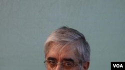 Pemimpin oposisi Iran Mir Hossein Mousavi adalah saingan utama Presiden Mahmoud Ahmadinejad dalam pemilu 2009 yang disengketakan.