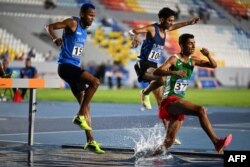Carlos Sanmartín de Colombia, Carlos Santos de El Salvador y César Gómez de México compiten durante la final masculina de 3.000 metros con obstáculos en los XXIV Juegos Centroamericanos y del Caribe en San Salvador el 7 de julio de 2023. (Foto de MARVIN RECINOS / AFP)