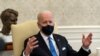 El presidente Biden conversa con los periodistas antes del comienzo de una reunión para abordar la lucha contra el cáncer, en la Casa Blanca, el 3 de marzo de 2021.