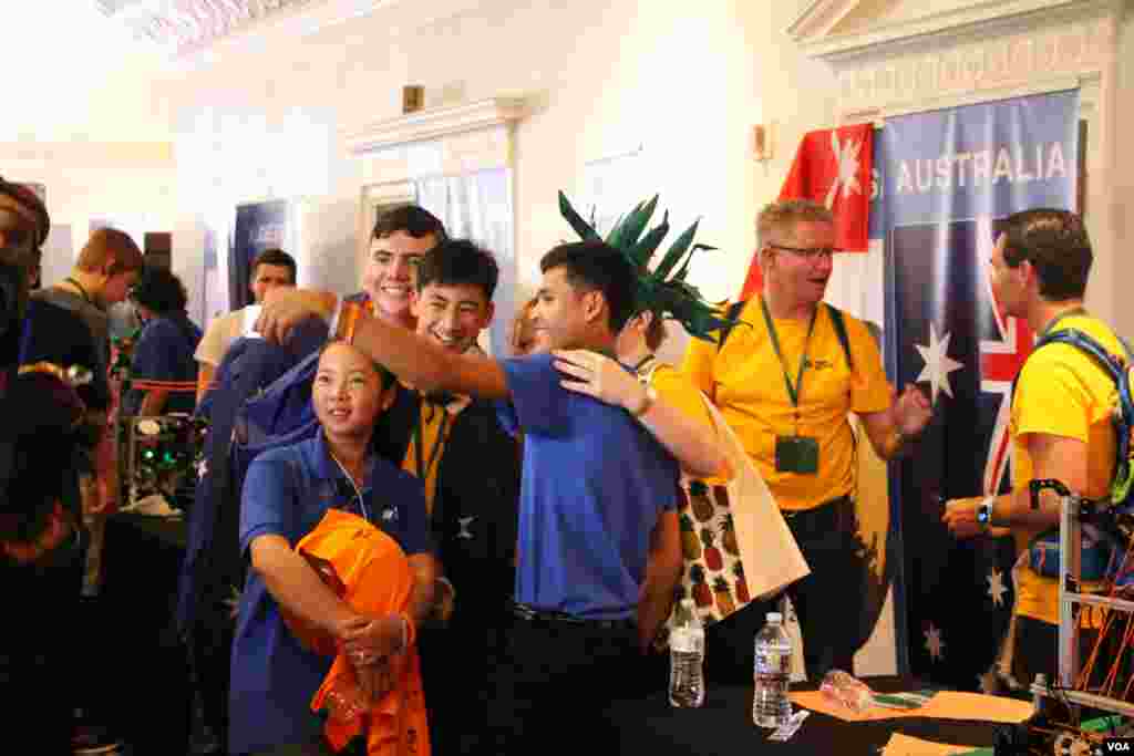 ក្រុមកម្ពុជាថតរូបសែលហ្វី (selfie) ជាមួយនឹងក្រុមអូស្រ្តាលី បន្ទាប់ពីការបញ្ចប់ជាស្ថាពរ ការប្រកួតបញ្ជាមនុស្សយន្តអន្តរជាតិ First Global Challenge នៅសាលសម្តែងសិល្បៈ DAR Constitution Hall ក្នុងរដ្ឋធានីវ៉ាស៊ីនតោន កាលពីថ្ងៃអង្គារ ទី១៨ ខែកក្កដា ឆ្នាំ២០១៧។ (ណឹម សុភ័ក្រ្តបញ្ញា/VOA)