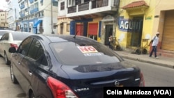 Etiquetas en las ventanas de los autos en Cartagena, Colombia, evidencian la división del país por el acuerdo de paz con las FARC.
