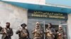 Fuerzas del Talibán de guardia frente al aeropuerto de Kabul, Afganistán, el 31 de agosto de 2021.