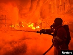Un bombero trabaja en el lugar de un ataque con drones rusos, en medio del ataque de Rusia a Ucrania, en Kharkiv, Ucrania, el 4 de mayo de 2024. REUTERS/Vitalii Hnidyi