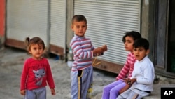 Syrian refugee children pass time in a neighborhood of the city of Gaziantep, southeastern Turkey on May 16, 2016. (AP)