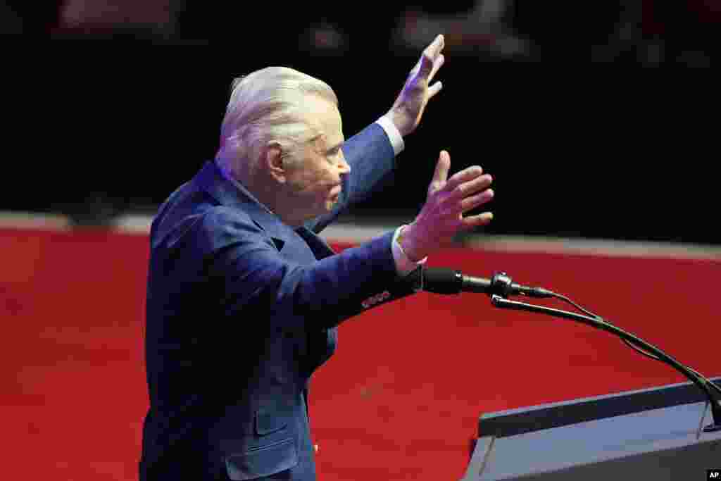 El actor estadounidense Jon Voight se presentó en el Capital One Arena para mostrar su apoyo al presidente electo Donadl Trump. 