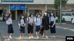 រូបឯកសារ៖ សិស្ស​មួយក្រុម ដើរ​ក្នុង​បរិវេណ​វិទ្យាល័យ​មួយ​ក្នុង​រាជធានី​ភ្នំពេញ នៅ​ថ្ងៃ​ដំបូង​នៃ​បវេសនកាល​ឆ្នាំ​សិក្សា​២០២០-២០២១ កាលពី​ថ្ងៃទី១១ ខែមករា ឆ្នាំ២០២១។ (ទុំ ម្លិះ/វីអូអេ)